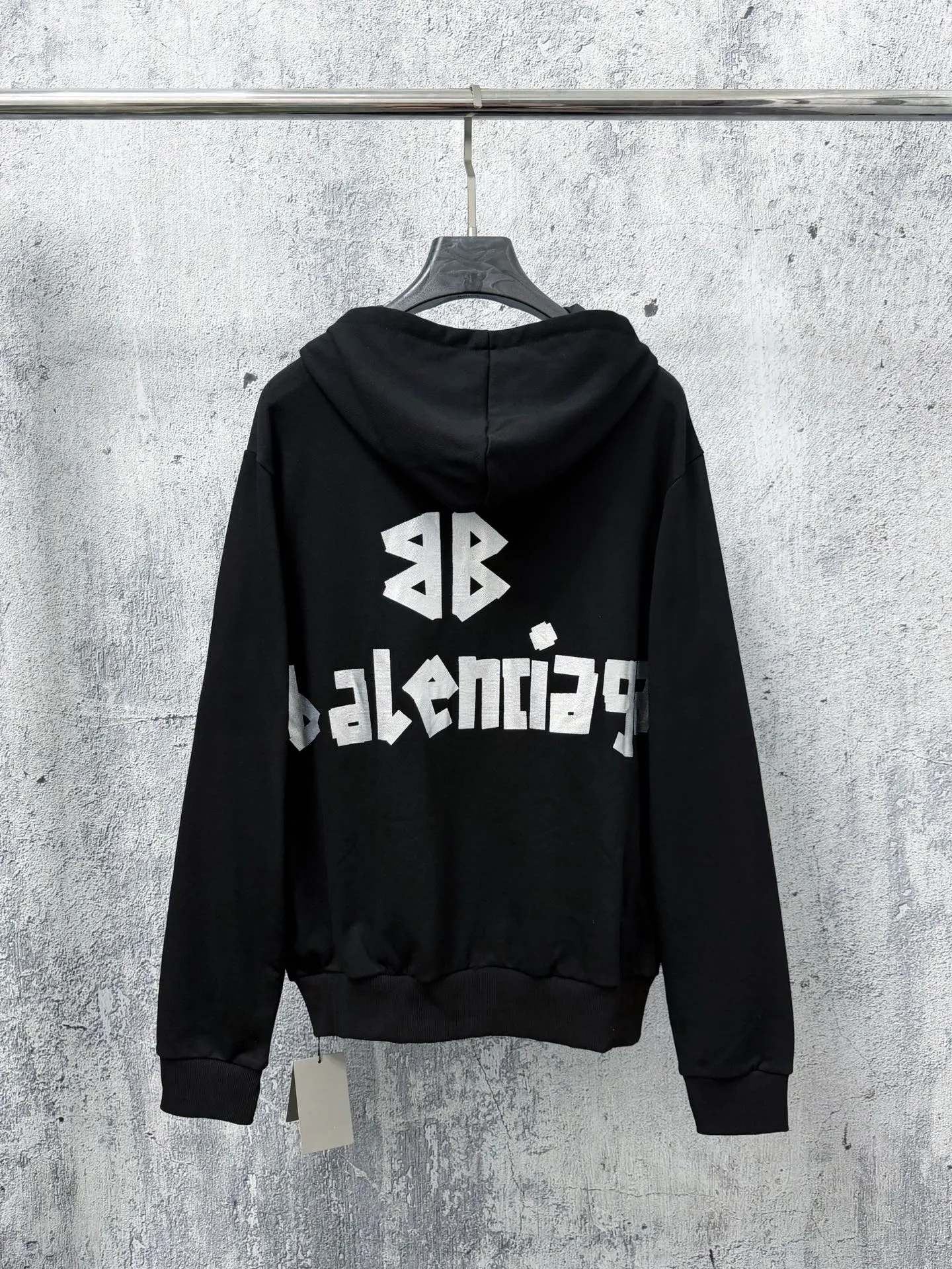 【BALENCI*GA】Paris Classic Sweatshirt with Bad Letters. The fabric is made of Paris ZP custom-woven and dyed cotton sweatshirt. The weight is 450 grams. The cloth surface is clean. The cloth pattern is clear. It is soft and comfortable. It has good color fastness and is not easy to color change. The threads are woven and dyed with no color difference. The printing uses imported environmentally friendly rubber paddles, precision stencils, and fine LOGO letters with clear and burr-free edges. The effect is three-dimensional. Restore the brick cabinet. The version adopts the OS loose shoulder version. Same Style Size for men and women: S-XL
